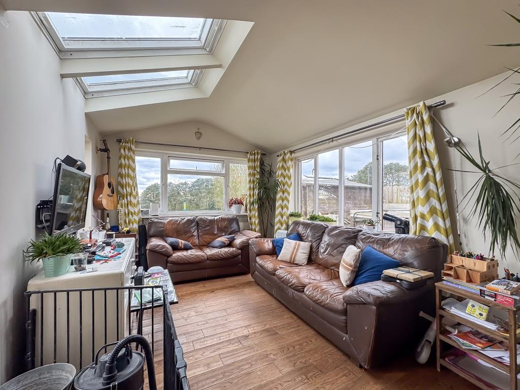 Lot: 128 - DETACHED PROPERTY IN GOOD LOCATION - Living space